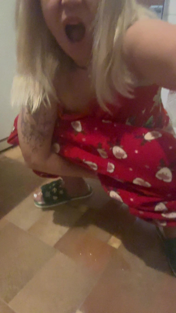 LarisaCum: キッチンのコンロの近くでサイプリーを作って、ジュースをあちこちに洗っています