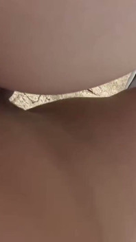 남편에게 잡힌 날씬한 유부녀, 불안한 장소에서 해변 탈출이 섬뜩해집니다.