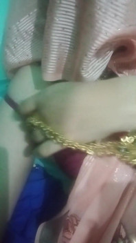 Hintli trans kadın gaurisissy pembe sari içinde göğüslerini bastırıyor ve sağıyor