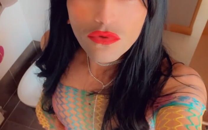 Sissy Slut Brianna: Deschide gura, dragă, o să-mi iubești laptele