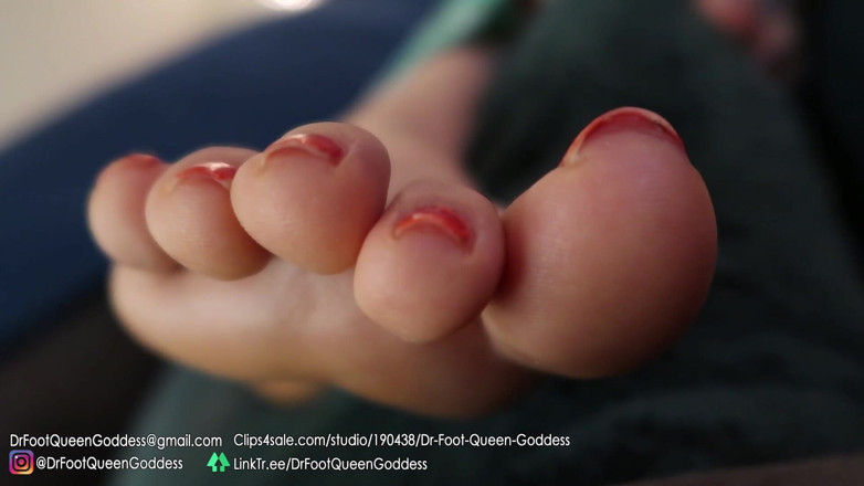 Dr. Foot Queen Goddess: Rilassando le suole sul divano parte 5