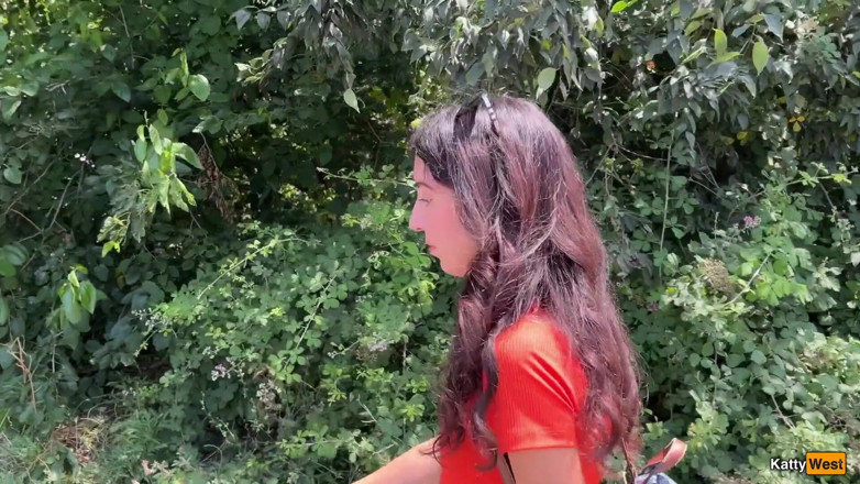 Katty West: Pipe en public dans les buissons avec un inconnu et...