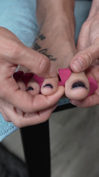 Pedicure y pintura de uñas de los