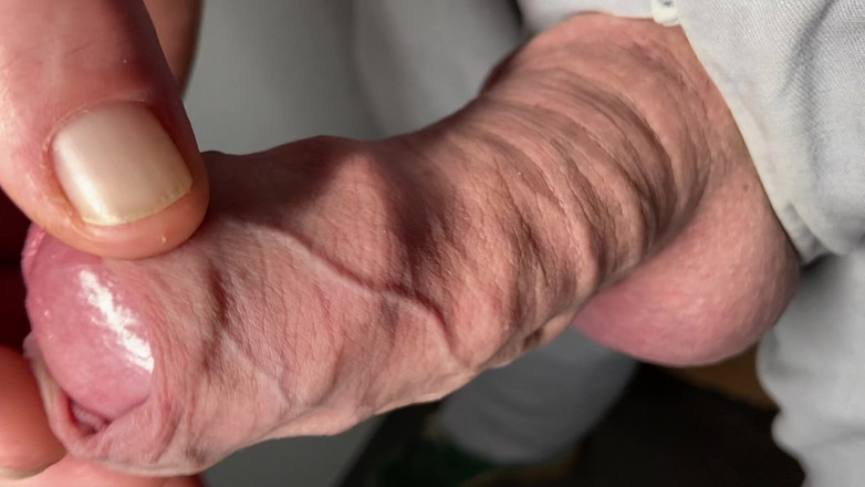 Foreskinguy: Záběr zblízka na výstřik předkožky s obrovským pérem