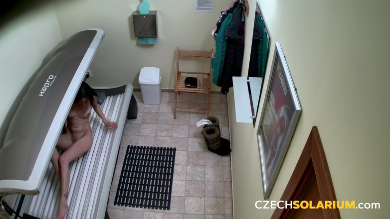 Czech Solarium: Czech Solarium 40: Si rambut coklat berkelip pepeknya dengan senyuman nakal