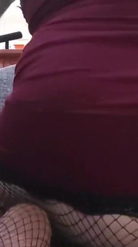 Elena Cross da Grécia brinca com sua bunda com uma garrafa de Ouzo Plomari