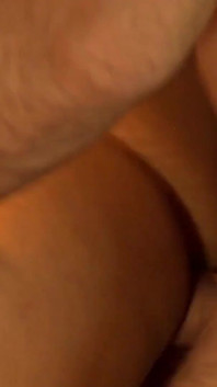 Das geile schätzchen priya rai wird von einem großen schwanz auf dem sofa gefickt