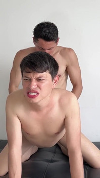 Sono in Ritardo a Lezione per Aver Succhiato Cazzi Nel Bagno Della Scuola E per Rimediare Al Mio Insegnante Gli Ho Lasciato