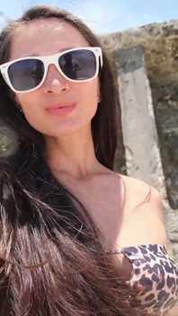 Fântână publică uriașă cu pișare în bikini sexy
