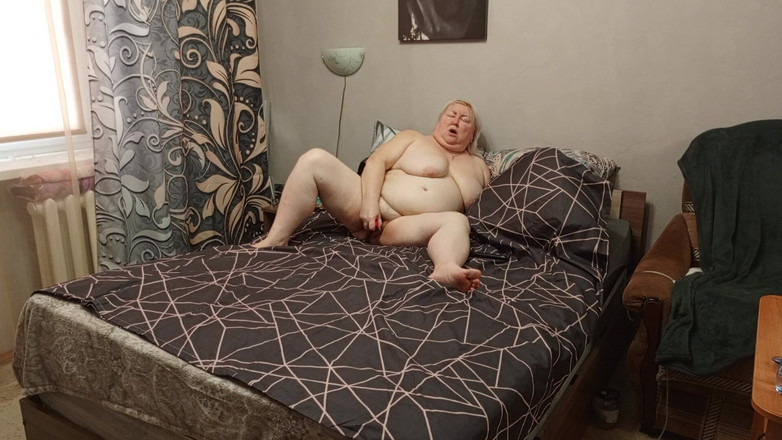 Zona901: Nahá macecha masturbuje velkou kundičku se sexuální hračkou