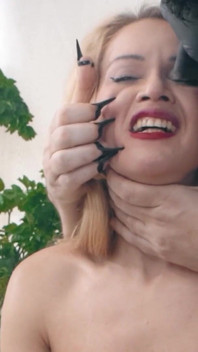 Larissa-sletten in continue orgasmes en pijn toegebracht op haar tieten