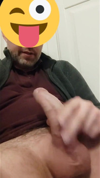 Ik maak een krachtige hoge cumshot en bedekt mijn t-shirt dan met sperma