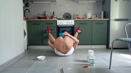 catandfox: Slut milf cooks pancakes in her pussy