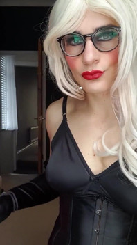 Necken in meinen dessous, satinhandschuhen.