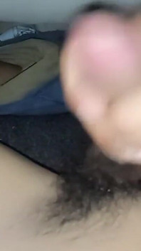 Chico masturbándose su gran polla peluda