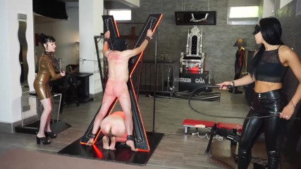 Lady Mesmeratrix Official: Trzy pisklęta femdom biczowanie i karze swoich niewolników
