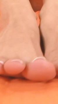 Foot Sluts - cena 4_slim, morena peituda gosta de ter gozadas nos pés