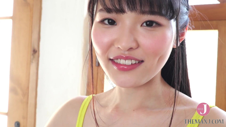 Tokyo Bikini College: Fată asiatică timidă în costum de baie galben pozează în cameră pentru...