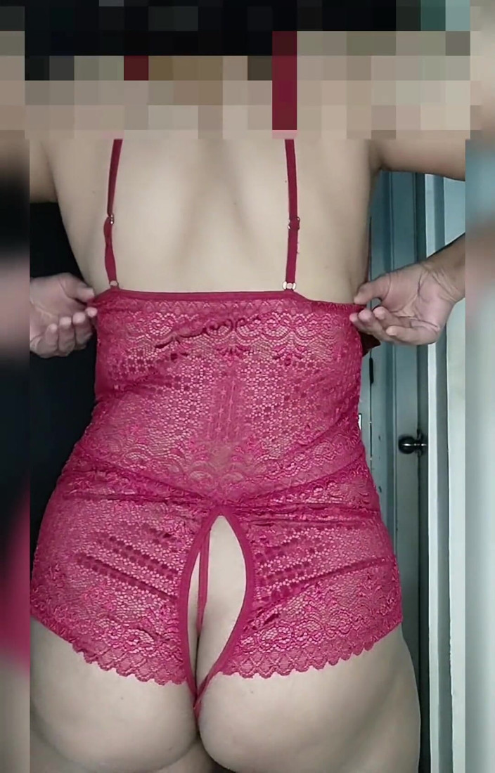 Hot Indian mommy: Hintli kadın striptiz yapıyor