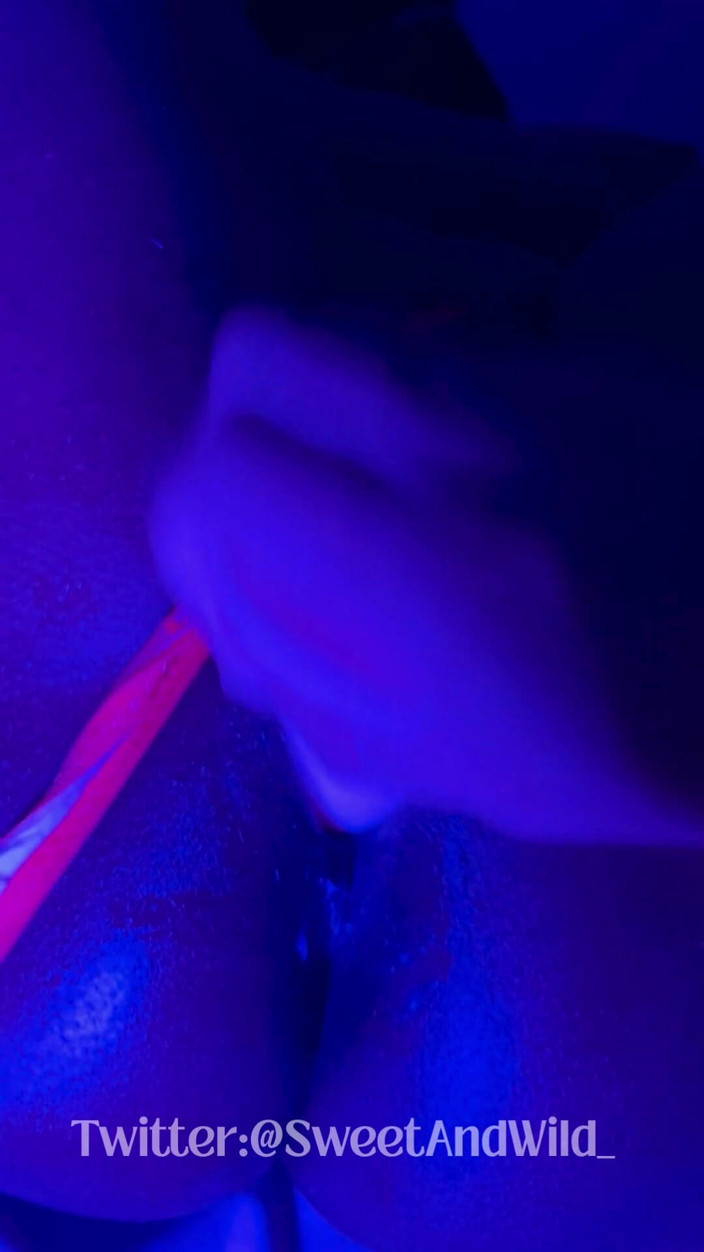 AfroLatinCouple: Dea ebano che sgossa neon perizoma e dildo schizza