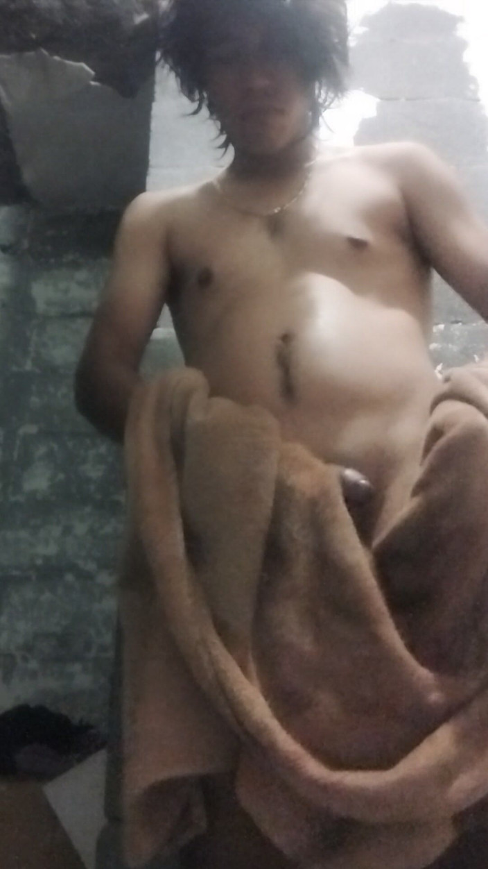 AlexAlejandro13: ฉันออกมาจากห้องอาบน้ําเพื่อให้คุณเห็นฉันเปลือยกาย