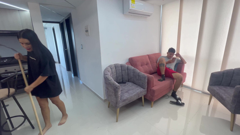 JazminPalvin: La troia della mia sorellastra mi stuzzica per farsi scopare...