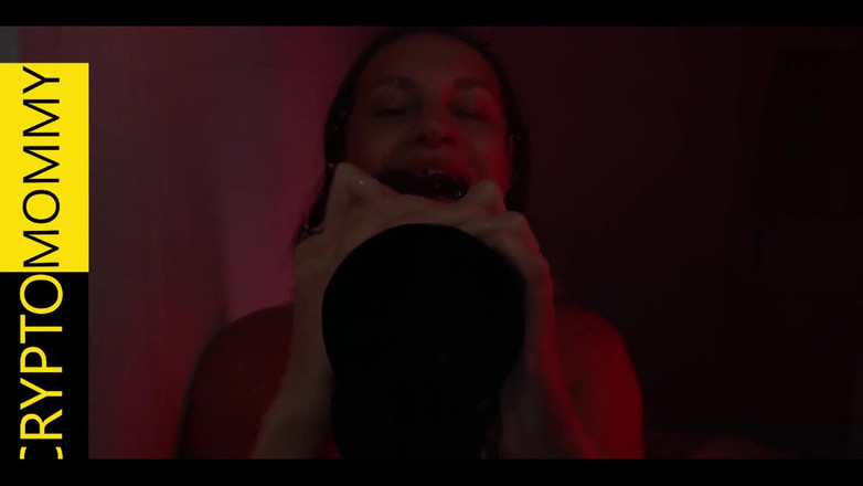 Crypto Mommy: Tante seksi ini lagi asik nyepong kontol sampai matanya menganga...