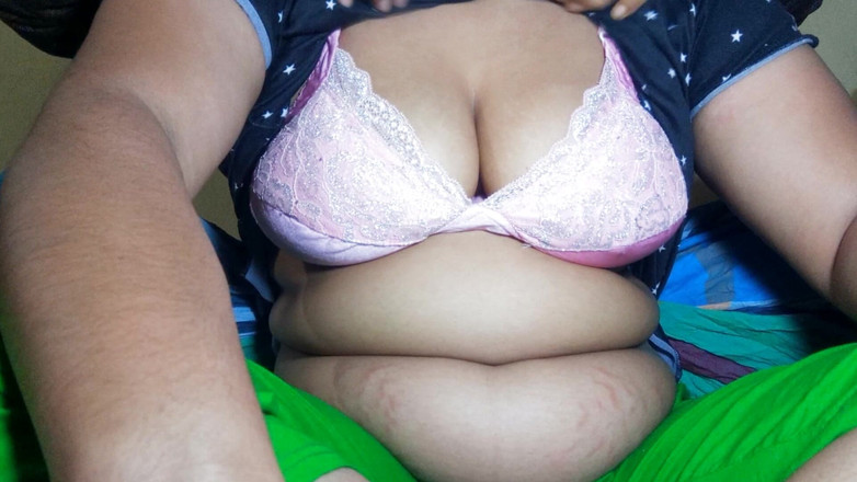 Dhaka studio: La ragazza indiana con delle gustose tette naturali si diverte...