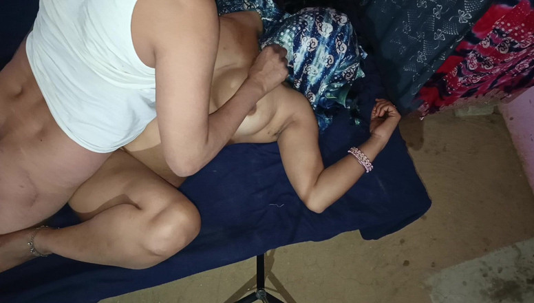 Kavita69: 남편을 자위하고 그에게 즐거움을 주는 인도 바비 마누라