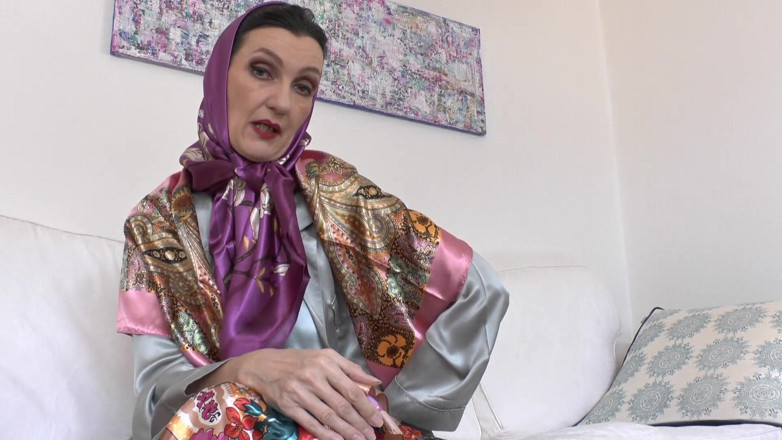 Lady Victoria Valente: ¡Las nuevas bufandas de satén de Stepaunt te encienden! Lady...
