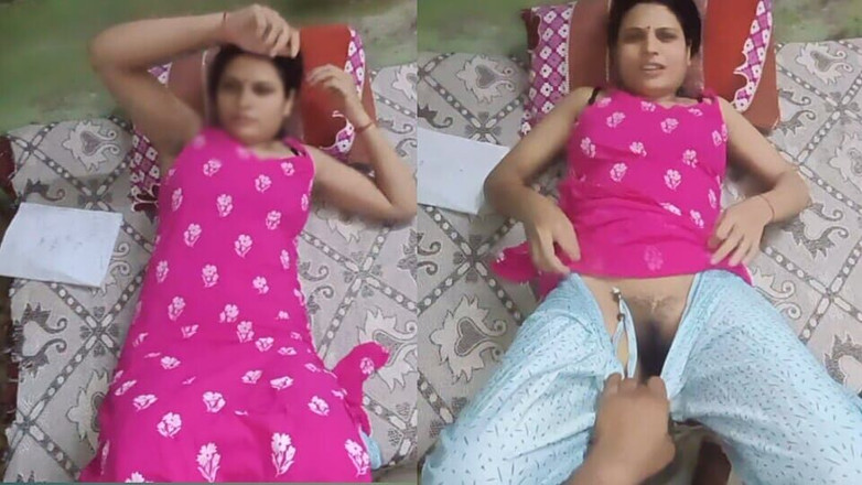 Pyaripooja22: 이웃 소년을 집에 초대하고 처음으로 섹스를 하는 마을의 처녀 소녀