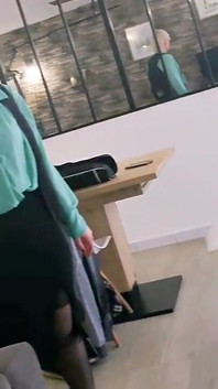 我给她看我的肛塞，谁能随心所欲地操我的屁股