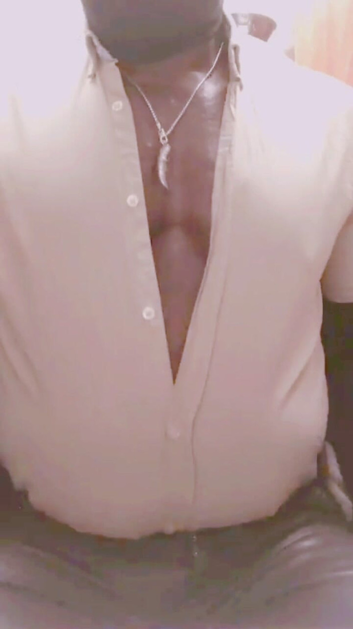 Black smoking muscle stepdad: Maskierte Leder-attired, Aufgeblähter Bauchrauch