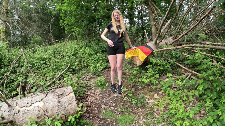 Bikergirl_97: Nie zachowuję się na boisku piłkarskim