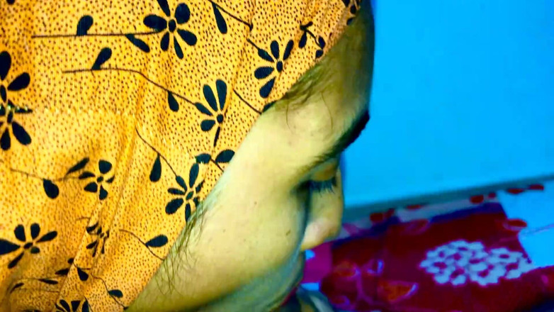 Immfuck: 戴穆斯林头巾的印度漂亮女孩深喉口交并射精