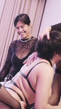 Una Troia Sottomessa Si Fa Scopare in Una Gangbang Con Lo Strapon!