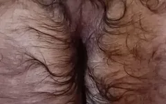 Behaartes solo-anal-training mit lila dildo