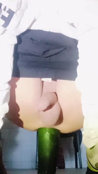 젊은 게이 남성이 버려진 욕실에서 항문 쾌감을 찾는다.