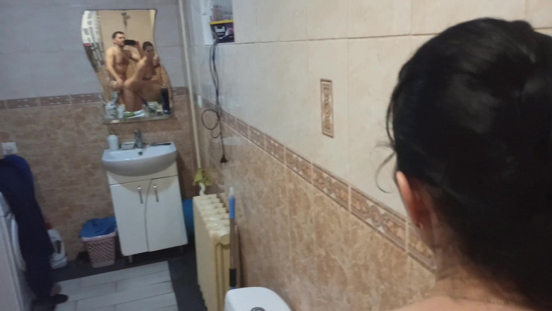 DirtyLubov: मौखिक के साथ बाथरूम भाड़ में जाओ