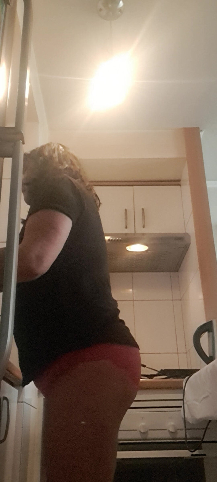 Mommy big hairy pussy: MILF, limpando a cozinha