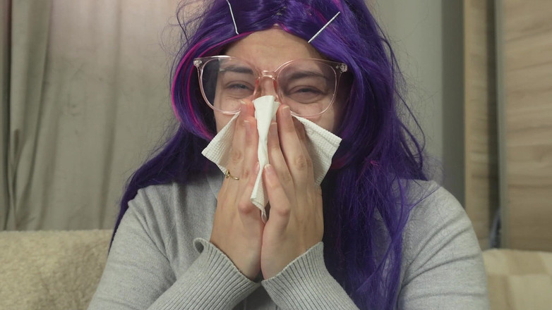 AmayaMori: Försöker hålla mina nysningar men det förvandlas till en nysningsstorm