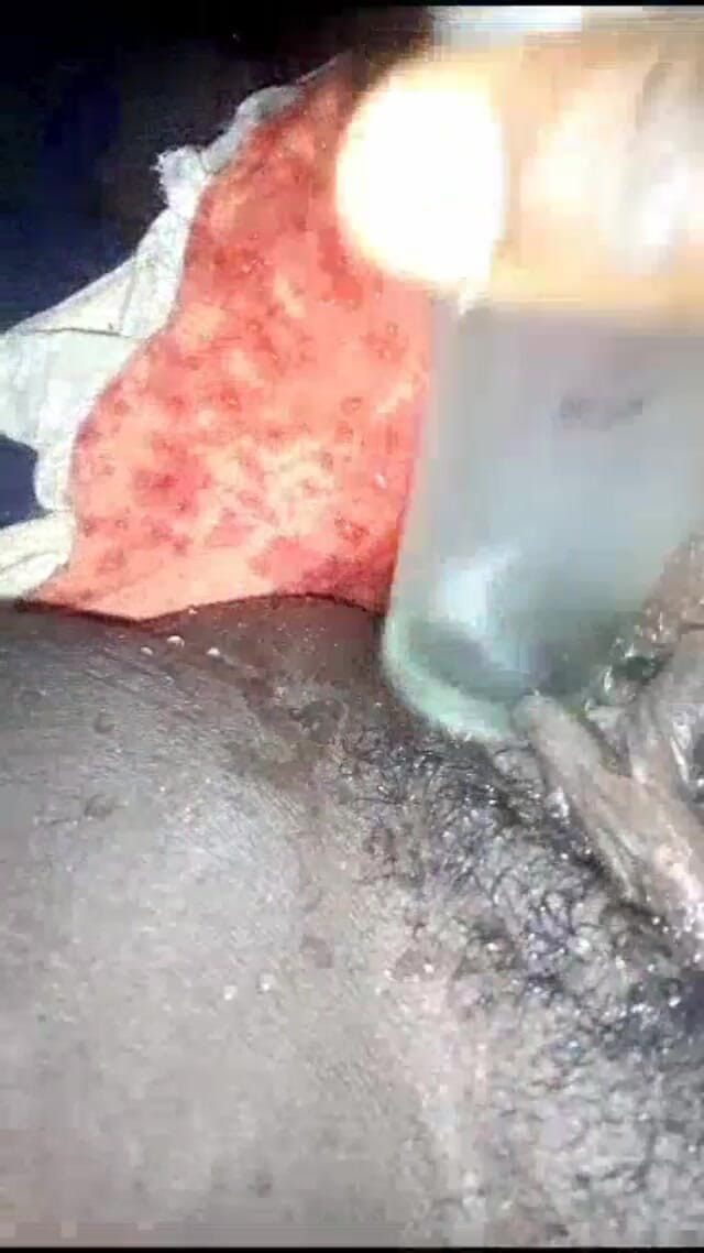 Me and my new slut: Používá láhev k masturbaci, stříká a měla orgasmus