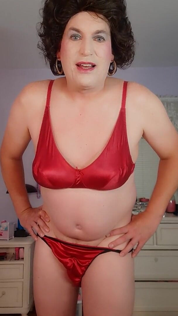 Victoria Lecherri: Orgasmo de satén rojo