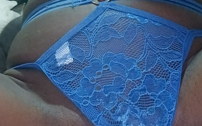 Briita: Aku lagi asik fingering memekku di ranjang sambil pakai lingerie...