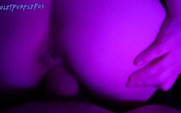 Violet Purple Fox: 我的继妹兴奋地用她甜美的阴户在我的鸡巴上跳