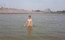 Sweet Buttocks: 강에서 알몸으로 목욕하고 해안에서 자위하는 소녀