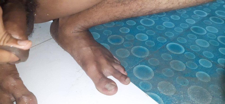 Che: 오줌을 싸고 흑인 대물 자지 인도 남자 욕실