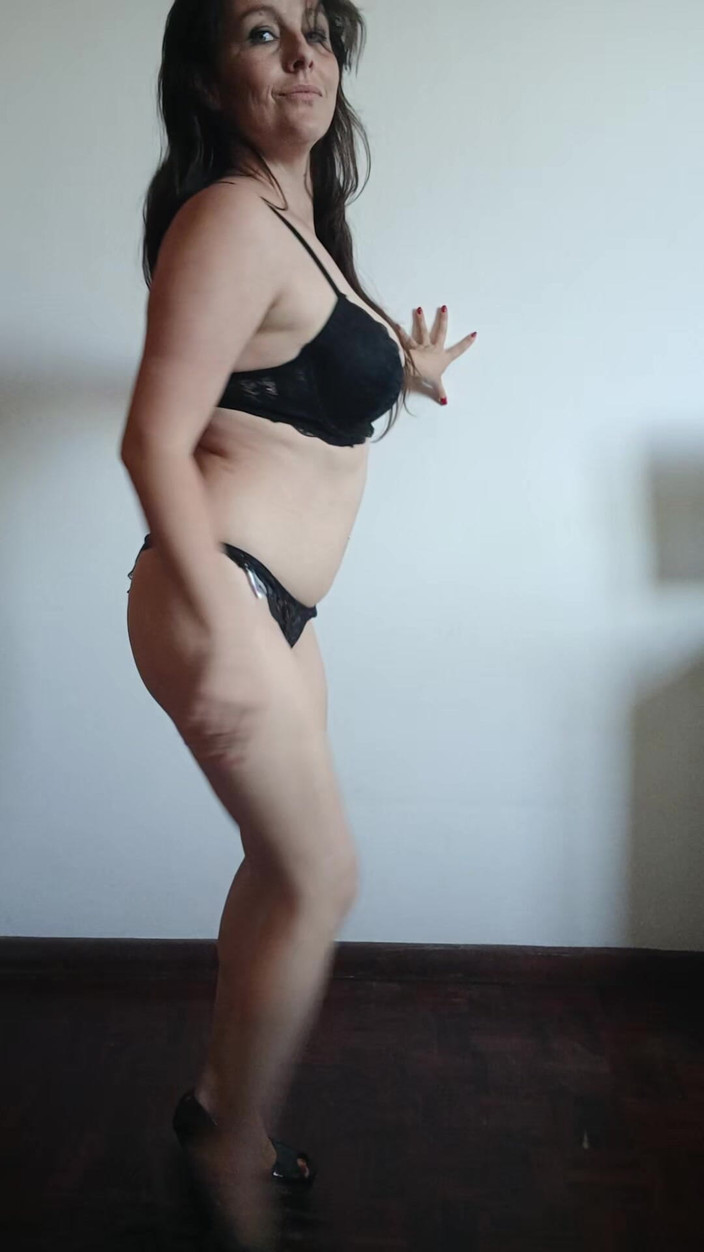 Kinky Lyrical: 1 хвилина стриптизу