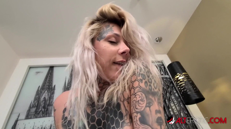 Alt Erotic: Người mẫu xăm mình Nayomi Sharp được đụ