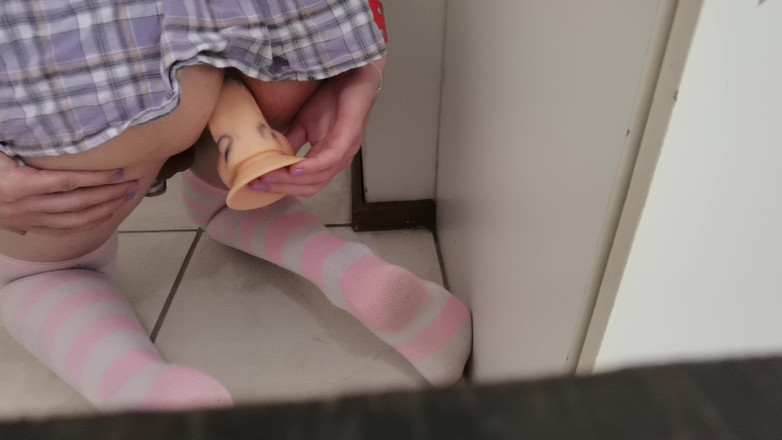 Kinky Princess: ディルドでペニスに乗る練習